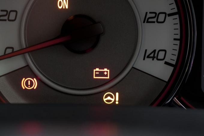 オイル警告灯があるのにエンジンにスティック状のオイルゲージがある理由とは 自動車情報 ニュース Web Cartop オイル警告灯があるのにエンジンにスティック状のオイルゲージがある理由とは 自動車情報 ニュース Web Cartop