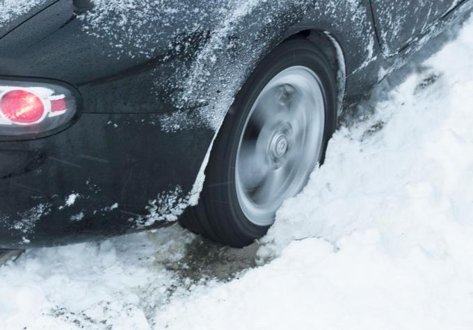 雪道の道路脇に見かける箱に入った 砂 の使い方とは 自動車情報 ニュース Web Cartop