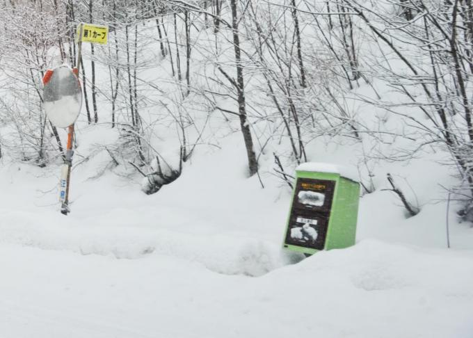 雪道の道路脇に見かける箱に入った 砂 の使い方とは 自動車情報 ニュース Web Cartop