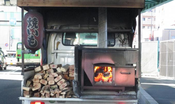 石焼き芋屋は釜に火を付けたまま走っても違反にならないのか 自動車情報 ニュース Web Cartop