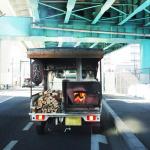 石焼き芋屋は釜に火を付けたまま走っても違反にならないのか 自動車情報 ニュース Web Cartop 石焼き芋屋は釜に火を付けたまま走っても違反にならないのか 自動車情報 ニュース Web Cartop