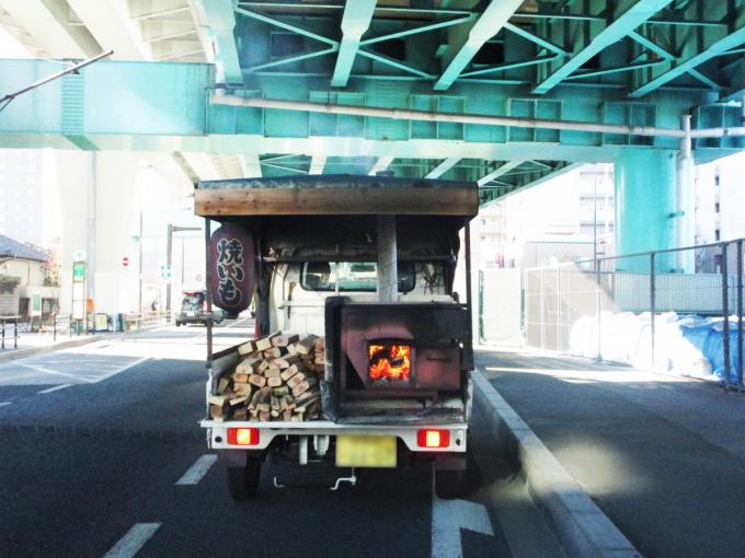 石焼き芋屋は釜に火を付けたまま走っても違反にならないのか 自動車情報 ニュース Web Cartop