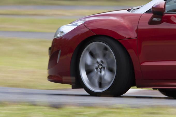 バンパー下のベロのようなパーツ タイヤディフレクター の役割とは 自動車情報 ニュース Web Cartop バンパー下のベロのようなパーツ タイヤディフレクター の役割とは 自動車情報 ニュース Web Cartop