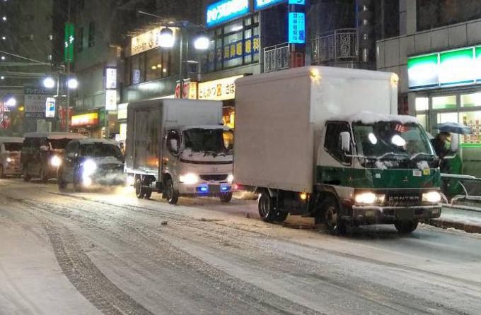 スタッドレス装着のハイエースや小型トラックが雪道で多数スタックした理由とは 自動車情報 ニュース Web Cartop スタッドレス装着のハイエースや小型トラックが雪道で多数スタックした理由とは 自動車情報 ニュース Web Cartop