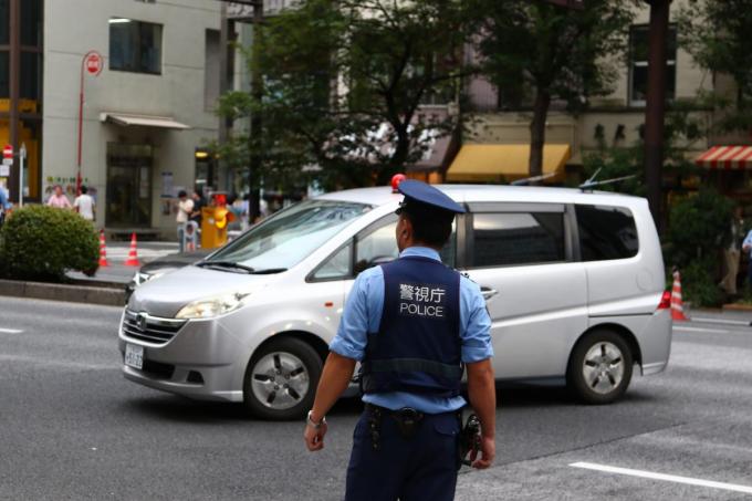 年度末によく遭遇する交通誘導員と信号はどちらを守ればいい 自動車情報 ニュース Web Cartop