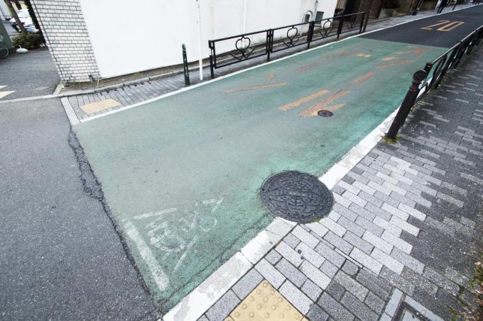 赤い塗装の道路にはどんな意味があるのか 自動車情報 ニュース Web Cartop