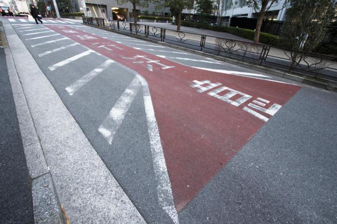 赤い塗装の道路にはどんな意味があるのか 自動車情報 ニュース Web Cartop