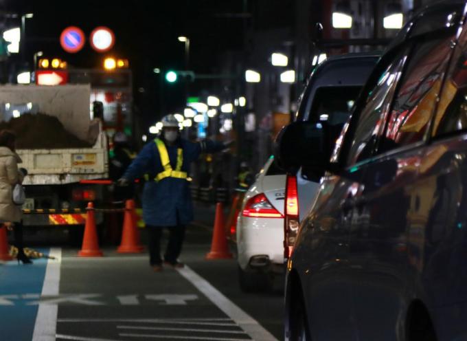 年度末によく遭遇する交通誘導員と信号はどちらを守ればいい 自動車情報 ニュース Web Cartop