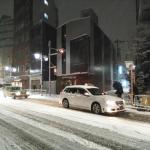 【画像】突然の降雪でもダメ！　沖縄以外の都道府県では夏タイヤでの雪道走行は違反 〜 画像1