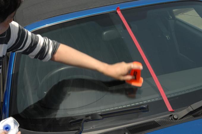 使う前の下処理が大切 雨の日に大活躍するガラス撥水剤の正しい使い方とは 自動車情報 ニュース Web Cartop