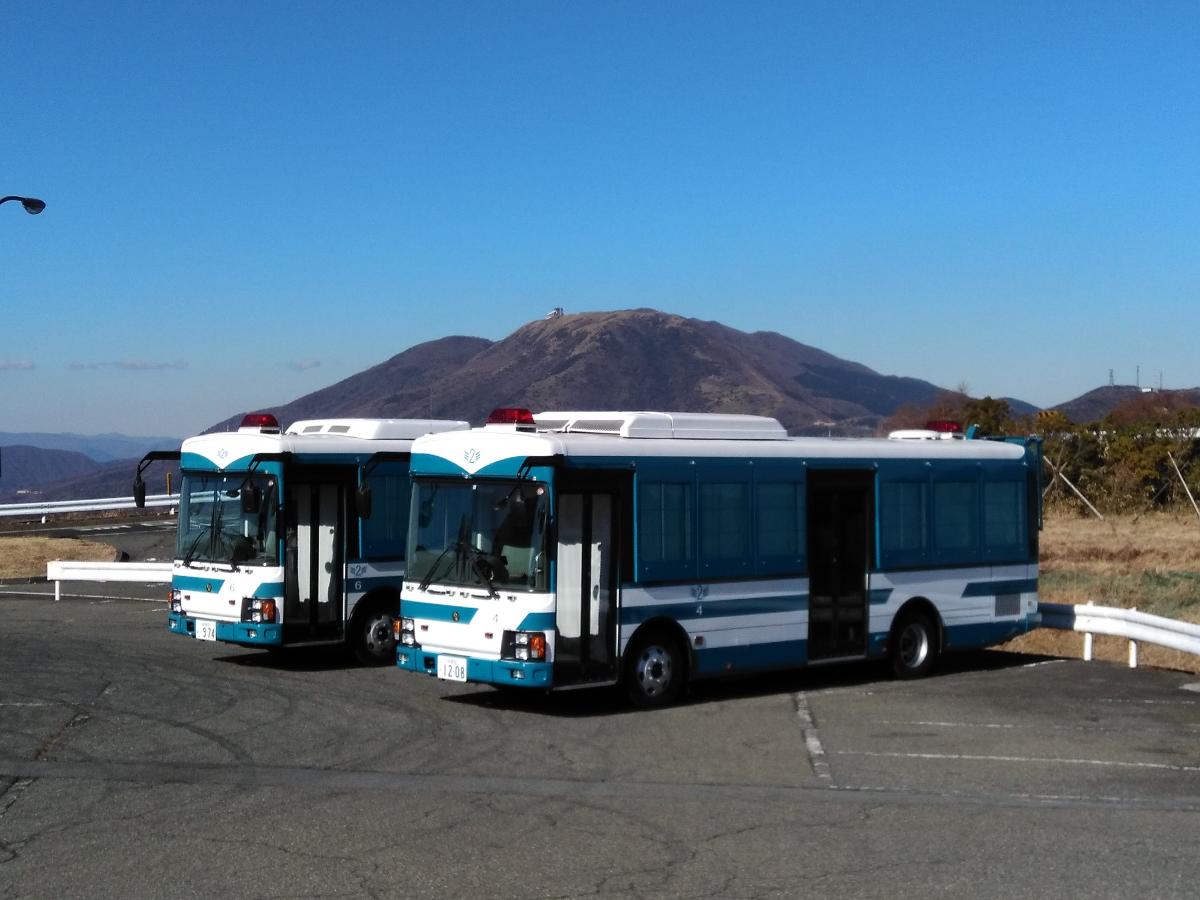 大型パトカー 護送車 街で見かける 青と白のバス の正体とは 自動車情報 ニュース Web Cartop