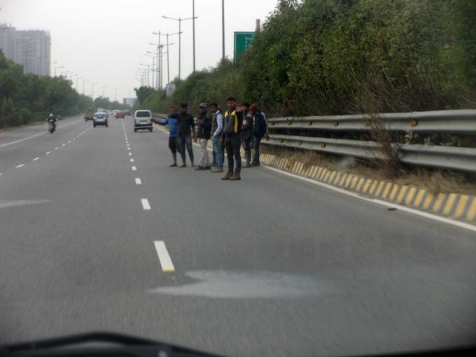 高速道路を歩行者が横断！ 自転車が走る！ カオスすぎるインドの 