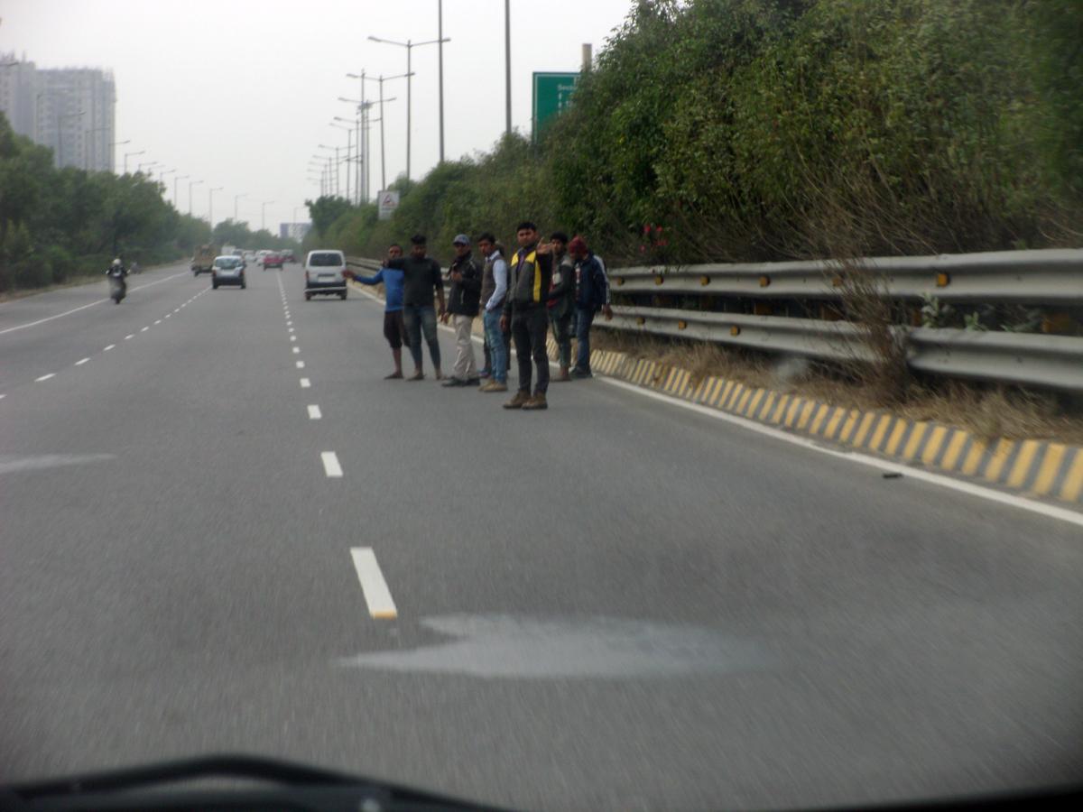 高速道路を歩行者が横断! 自転車が走る! カオスすぎるインドの