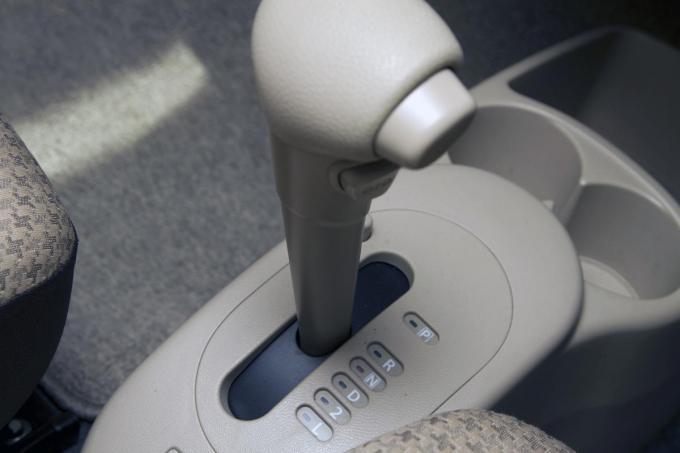 オートマ車は D レンジのまま信号待ちをしてもクルマの負担にならないのか 自動車情報 ニュース Web Cartop