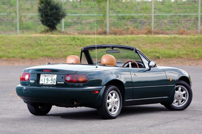 シャークフィンアンテナの構造とは いま流行の自動車装備を解説 自動車情報 ニュース Web Cartop シャークフィンアンテナの構造とは いま流行の自動車装備を解説 自動車情報 ニュース Web Cartop