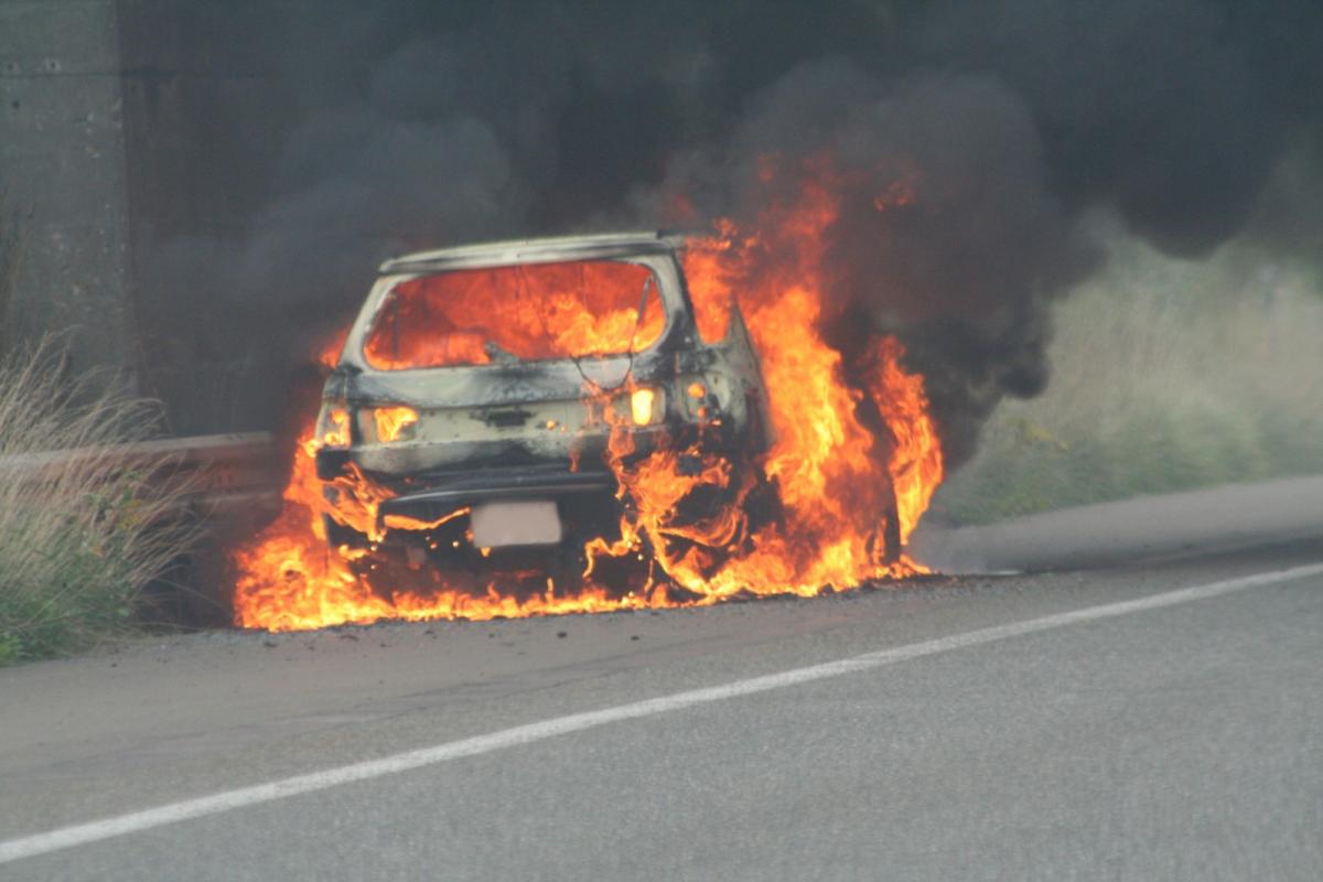 車両火災は年間1293件 クルマに消火器は積んでおくべきか Goo 自動車