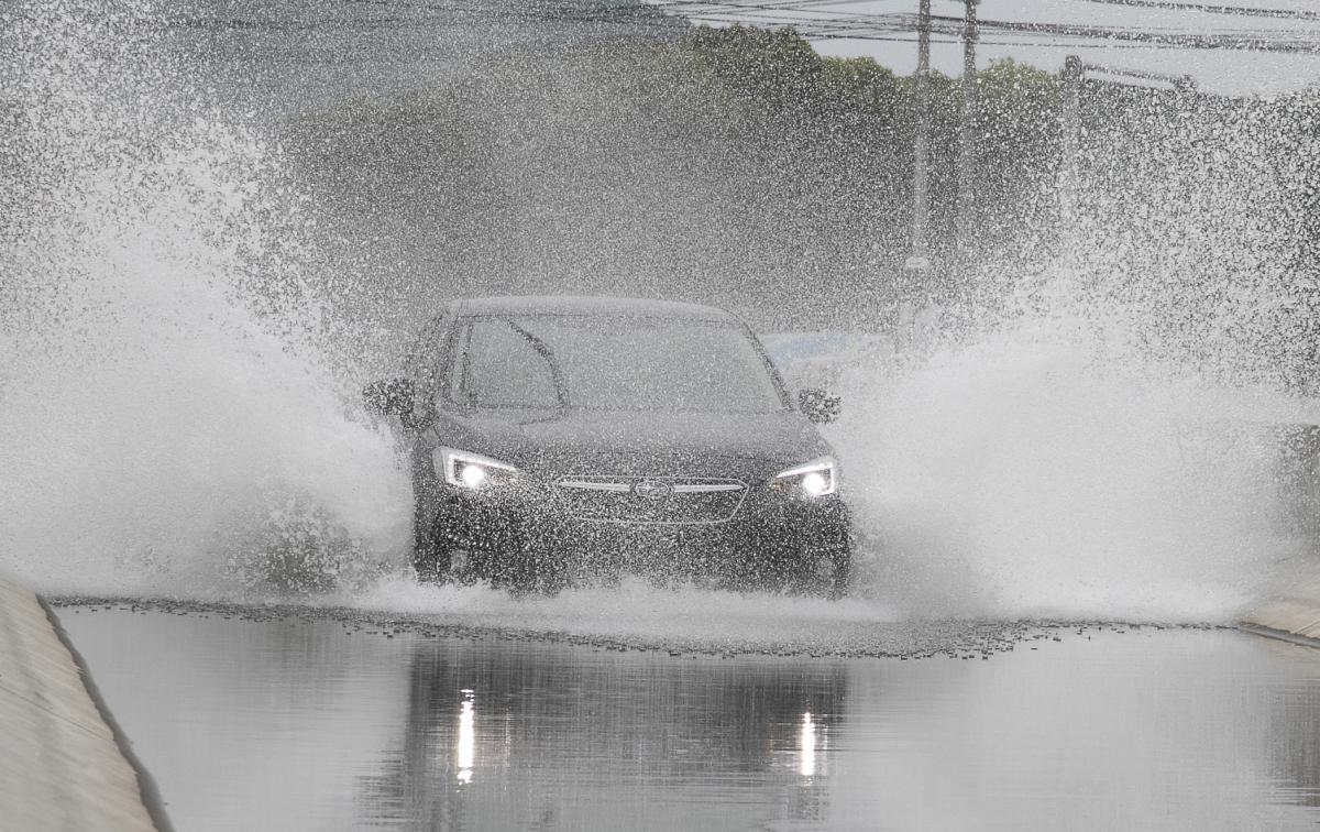 日常でも都会でも起こる 水没したクルマからの脱出方法とは 自動車情報 ニュース Web Cartop