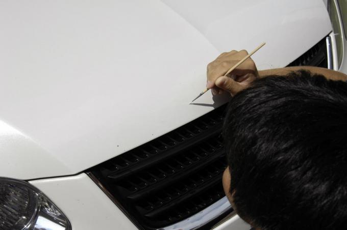 車のボディへの飛び石の傷は放置ng セルフ補修の塗装で錆を防ぐ方法とは 自動車情報 ニュース Web Cartop 2ページ目