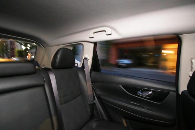 運転者からは見えていない 歩行者 自転車が自己防衛のために覚えておくべきクルマの死角 自動車情報 ニュース Web Cartop