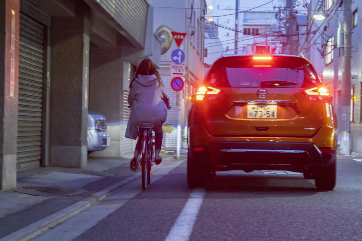 運転者からは見えていない 歩行者 自転車が自己防衛のために覚えておくべきクルマの死角 自動車情報 ニュース Web Cartop