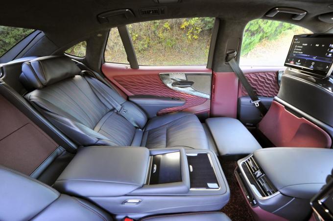 気がつけば日本車も高額に 1000万円オーバーの国産現行車7選とその中身 自動車情報 ニュース Web Cartop 2ページ目