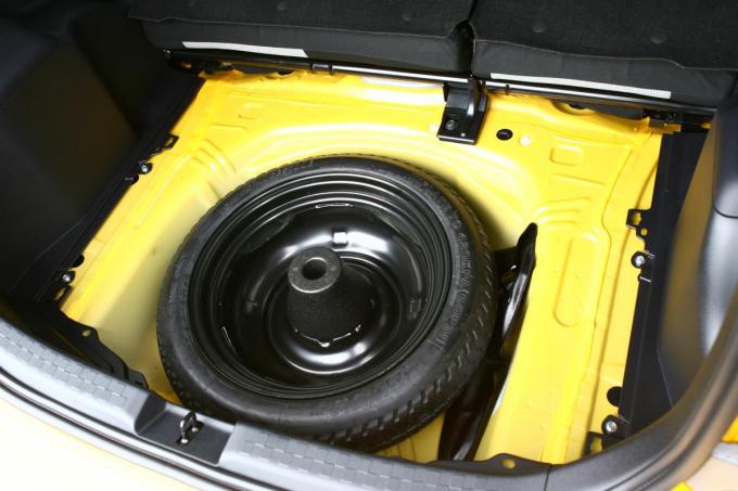 パンクでスペアタイヤに交換 応急用テンパータイヤで走行していい距離とは 自動車情報 ニュース Web Cartop パンクでスペアタイヤに交換 応急用テンパータイヤで走行していい距離とは 自動車情報 ニュース Web Cartop