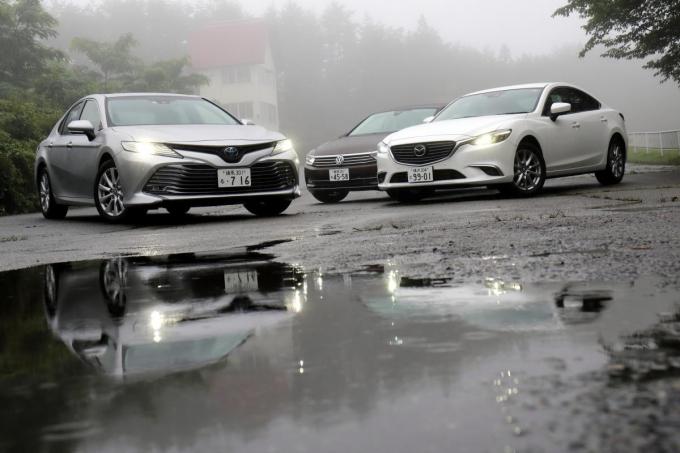 梅雨時期の車内の湿気対策！　走行中のエアコンでは不十分