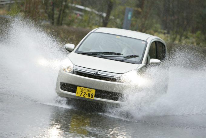 雨天時にクルマで走る時にできるだけ水たまりを避けるべき3つの理由 自動車情報 ニュース Web Cartop