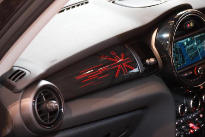 テールランプはユニオンジャック柄に点灯 オシャレに磨きをかけたminiが発売 自動車情報 ニュース Web Cartop テールランプはユニオンジャック柄に点灯 オシャレに磨きをかけたminiが発売 自動車情報 ニュース Web Cartop