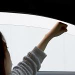 【画像】カッコつけ？　エアコンの故障？　運転中に「腕や肘を窓から出す」行為のもつ大きな危険性 〜 画像2