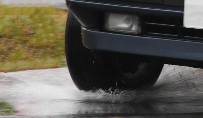 雨天時にクルマで走る時にできるだけ水たまりを避けるべき3つの理由 自動車情報 ニュース Web Cartop