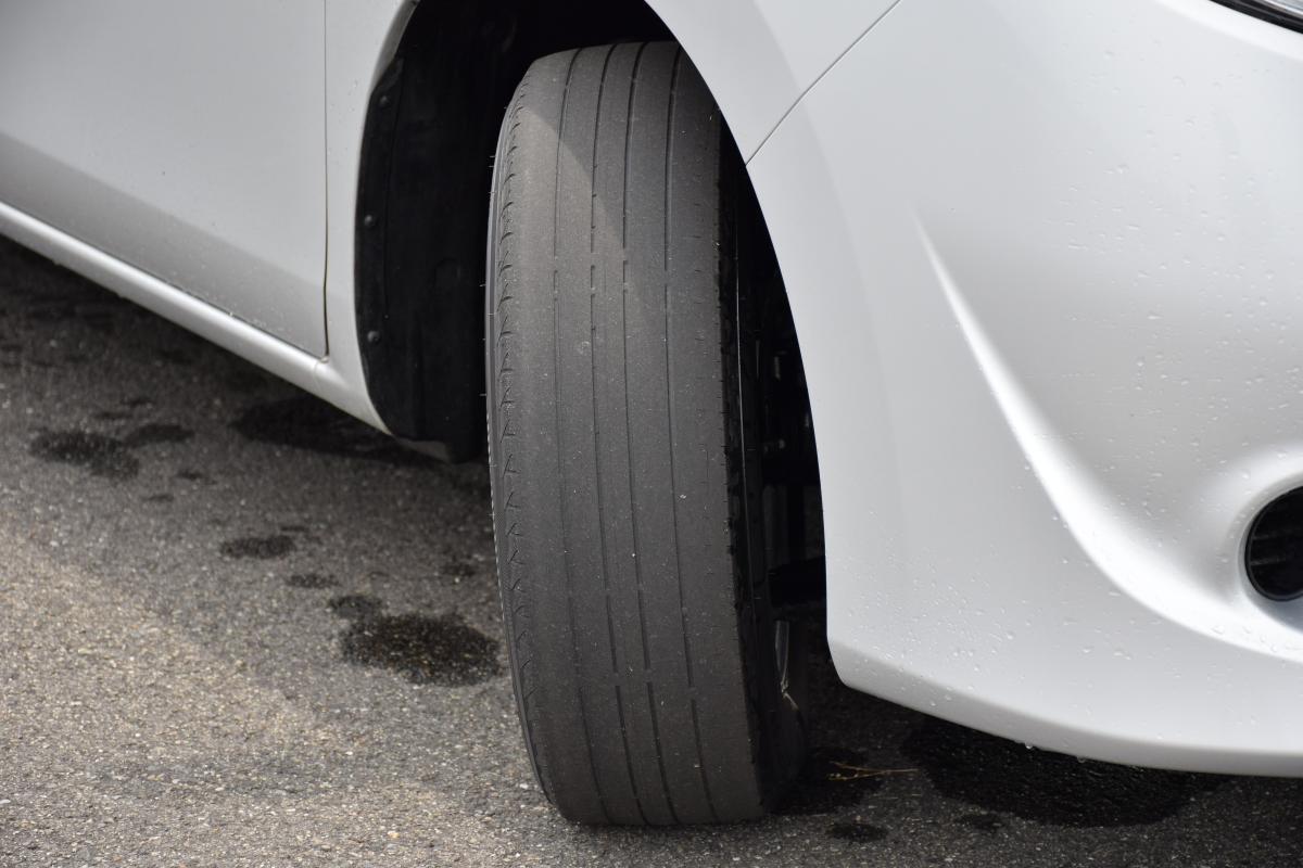 溝の減ったタイヤでも晴れの日なら性能は問題ないのか 自動車情報 ニュース Web Cartop 溝の減ったタイヤでも晴れの日なら性能は問題ないのか 自動車情報 ニュース Web Cartop