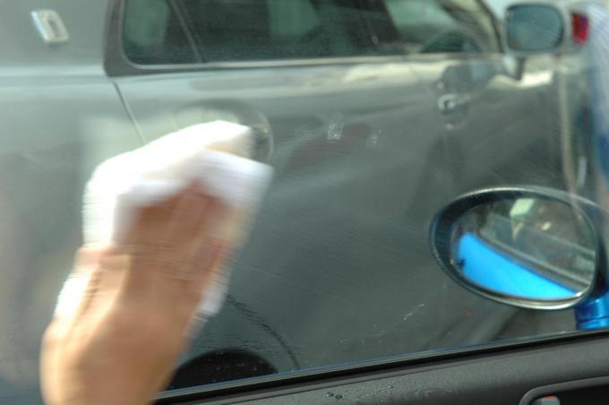 油膜取りに車の窓へのウーロン茶かけや新聞紙などは有効 3つを検証した結果のおすすめとは 自動車情報 ニュース Web Cartop