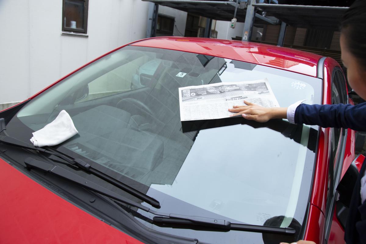 油膜取りに車の窓へのウーロン茶かけや新聞紙などは有効 3つを検証した結果のおすすめとは 自動車情報 ニュース Web Cartop