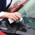 油膜取りに車の窓へのウーロン茶かけや新聞紙などは有効 3つを検証した結果のおすすめとは 自動車情報 ニュース Web Cartop