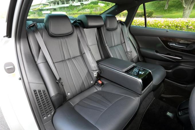 試乗 オヤジ御用達のクラウンをニュルで仕上げた 新型クラウンは走りで勝負 自動車情報 ニュース Web Cartop 4ページ目