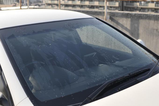 油膜取りに車の窓へのウーロン茶かけや新聞紙などは有効 3つを検証した結果のおすすめとは 自動車情報 ニュース Web Cartop
