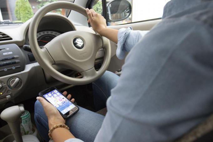 両耳にイヤホンをつけてクルマを運転するのは違反か