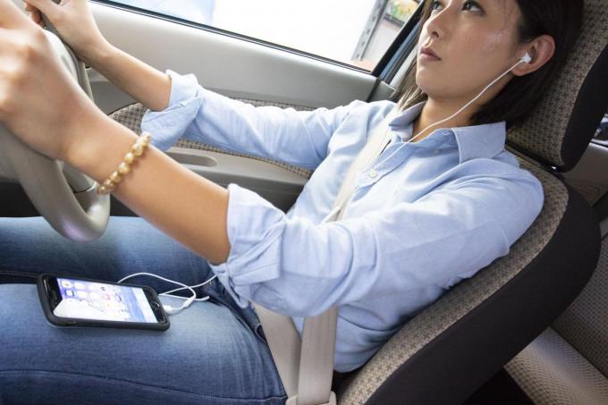 運転中にイヤフォンをつけるのは違反 ハンズフリーでの通話はok 自動車情報 ニュース Web Cartop