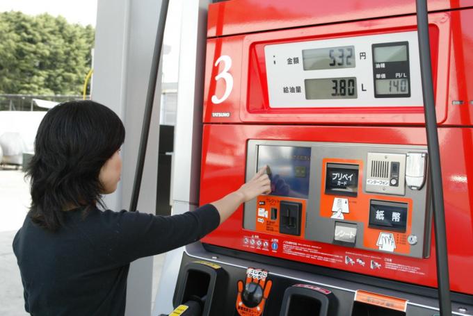 ノズルを挿したまま発進する人も 実際にあったガソリンスタンドでのトラブル4選 自動車情報 ニュース Web Cartop ノズルを挿したまま発進する人も 実際にあったガソリンスタンドでのトラブル4選 自動車情報 ニュース Web Cartop