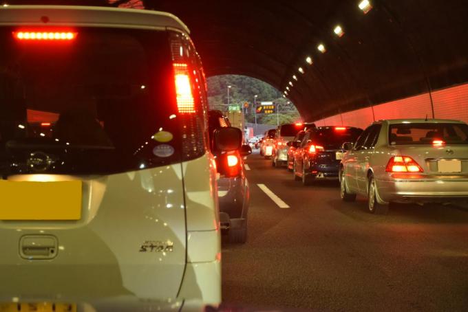 高速道路が渋滞していても一般道に降りないほうがいいワケ