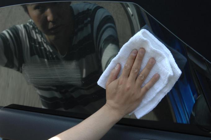 車の窓拭きは意外と難しい 外側 内側とも乾いたタオルor新聞紙で仕上げが正解 自動車情報 ニュース Web Cartop