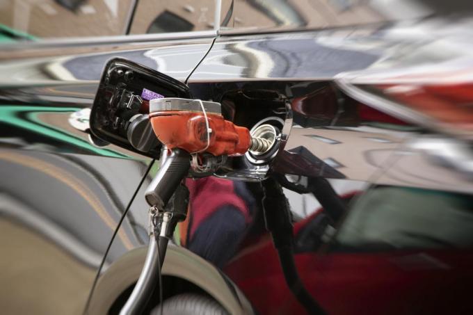 ノズルを挿したまま発進する人も 実際にあったガソリンスタンドでのトラブル4選 自動車情報 ニュース Web Cartop