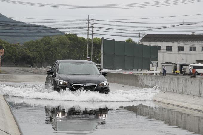 修理できるボーダーラインは クルマはどこまで水に浸かると 廃車レベル なのか 自動車情報 ニュース Web Cartop