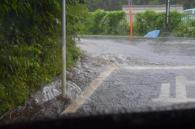 修理できるボーダーラインは クルマはどこまで水に浸かると 廃車レベル なのか 自動車情報 ニュース Web Cartop 修理できるボーダーラインは クルマはどこまで水に浸かると 廃車レベル なのか 自動車情報 ニュース Web Cartop
