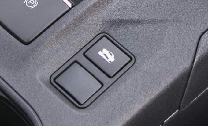 信号待ち時にパーキングブレーキを使ってブレーキペダルから足を離してもいいのか 自動車情報 ニュース Web Cartop 信号待ち時にパーキングブレーキを使ってブレーキペダルから足を離してもいいのか 自動車情報 ニュース Web Cartop