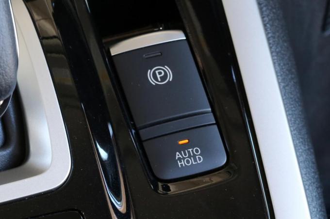 信号待ち時にパーキングブレーキを使ってブレーキペダルから足を離してもいいのか 自動車情報 ニュース Web Cartop 信号待ち時にパーキングブレーキを使ってブレーキペダルから足を離してもいいのか 自動車情報 ニュース Web Cartop