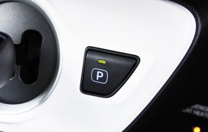 信号待ち時にパーキングブレーキを使ってブレーキペダルから足を離してもいいのか 自動車情報 ニュース Web Cartop 信号待ち時にパーキングブレーキを使ってブレーキペダルから足を離してもいいのか 自動車情報 ニュース Web Cartop