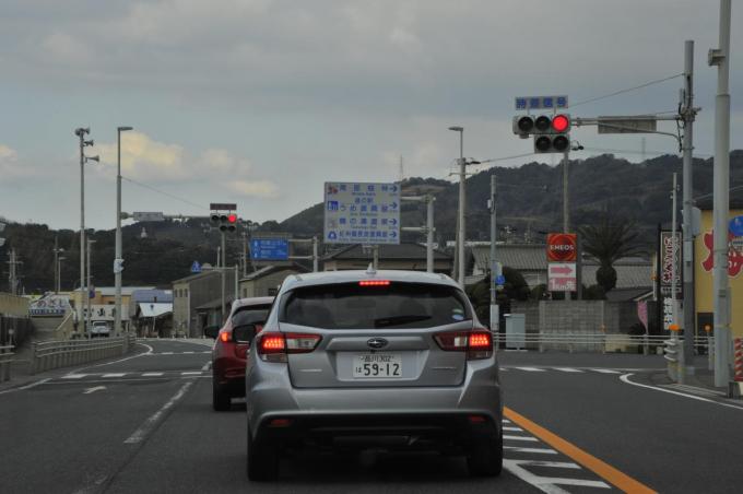 信号待ち時にパーキングブレーキを使ってブレーキペダルから足を離してもいいのか 自動車情報 ニュース Web Cartop 信号待ち時にパーキングブレーキを使ってブレーキペダルから足を離してもいいのか 自動車情報 ニュース Web Cartop