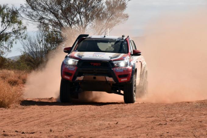 TRDハイラックス レボがオーストラリアの砂漠を激走！　【フィンクデザートレース前編】